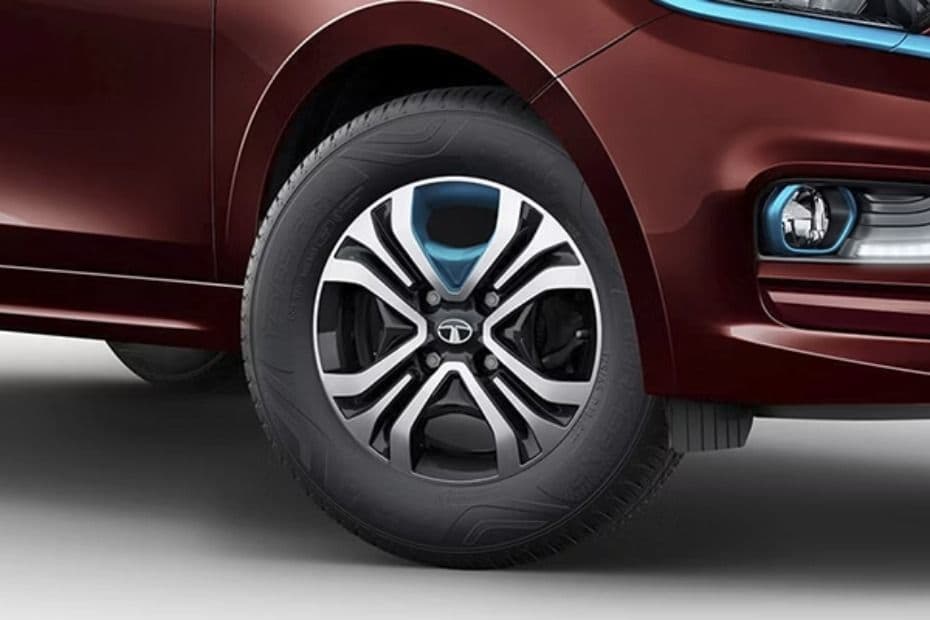 Hyperstyle wheel with sporty multi-spoke design and blue accents