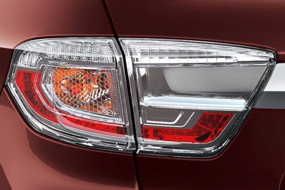 Signature LED tail lamp with distinctive light guide design